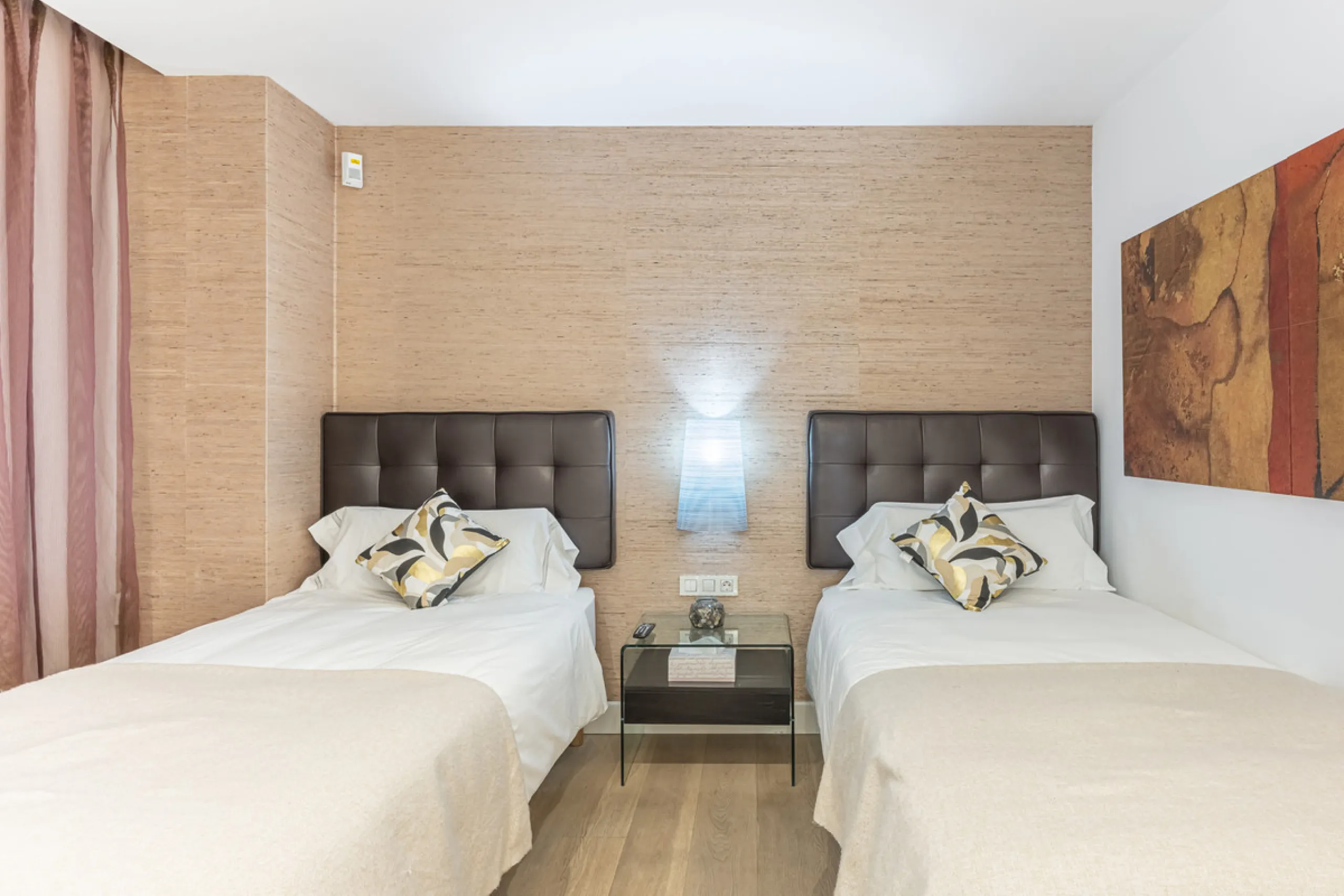 Penthouse for sale in Puerto Banús with 3 bedrooms, 3 bathrooms, 2 en suite bathrooms and with orientation east, with private garage (1 parking spaces). Regarding property dimensions, it has 165 m² built and 33 m² terrace. Has the following facilities sea