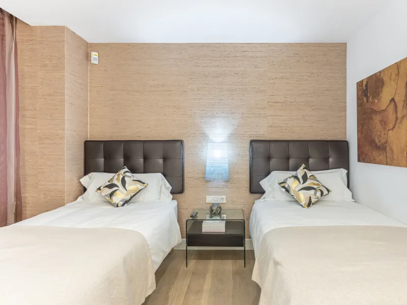 Penthouse for sale in Puerto Banús with 3 bedrooms, 3 bathrooms, 2 en suite bathrooms and with orientation east, with private garage (1 parking spaces). Regarding property dimensions, it has 165 m² built and 33 m² terrace. Has the following facilities sea