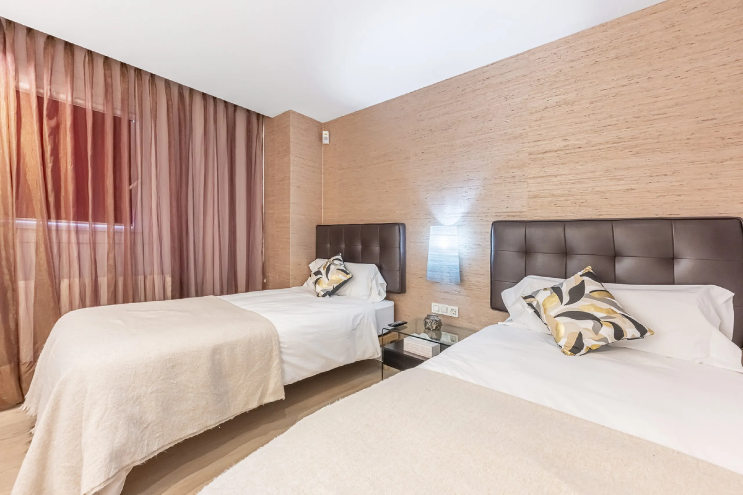 Penthouse for sale in Puerto Banús with 3 bedrooms, 3 bathrooms, 2 en suite bathrooms and with orientation east, with private garage (1 parking spaces). Regarding property dimensions, it has 165 m² built and 33 m² terrace. Has the following facilities sea