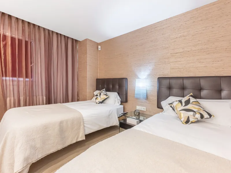 Penthouse for sale in Puerto Banús with 3 bedrooms, 3 bathrooms, 2 en suite bathrooms and with orientation east, with private garage (1 parking spaces). Regarding property dimensions, it has 165 m² built and 33 m² terrace. Has the following facilities sea