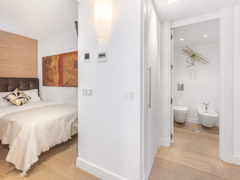 Penthouse for sale in Puerto Banús with 3 bedrooms, 3 bathrooms, 2 en suite bathrooms and with orientation east, with private garage (1 parking spaces). Regarding property dimensions, it has 165 m² built and 33 m² terrace. Has the following facilities sea