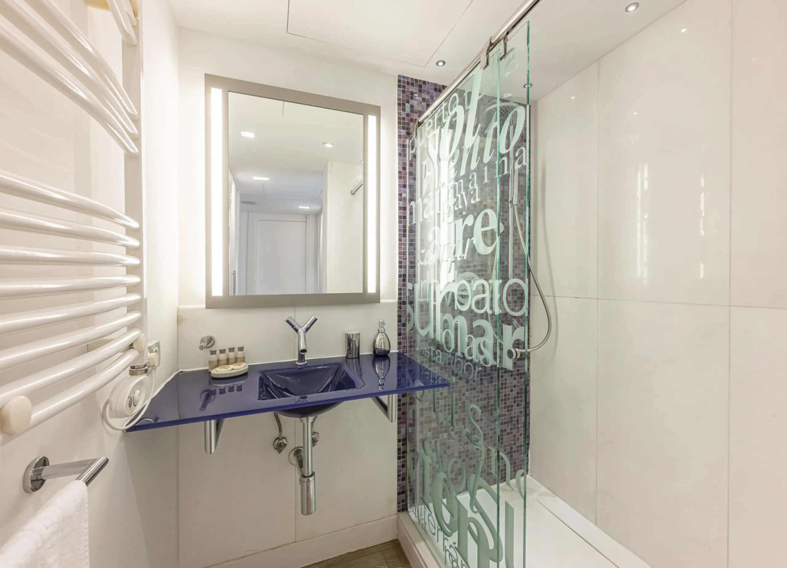 Penthouse for sale in Puerto Banús with 3 bedrooms, 3 bathrooms, 2 en suite bathrooms and with orientation east, with private garage (1 parking spaces). Regarding property dimensions, it has 165 m² built and 33 m² terrace. Has the following facilities sea