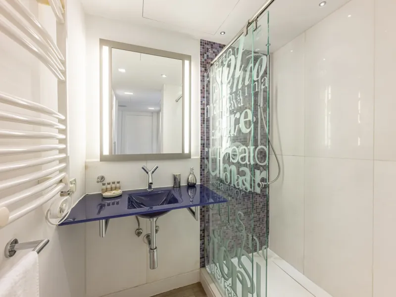 Penthouse for sale in Puerto Banús with 3 bedrooms, 3 bathrooms, 2 en suite bathrooms and with orientation east, with private garage (1 parking spaces). Regarding property dimensions, it has 165 m² built and 33 m² terrace. Has the following facilities sea