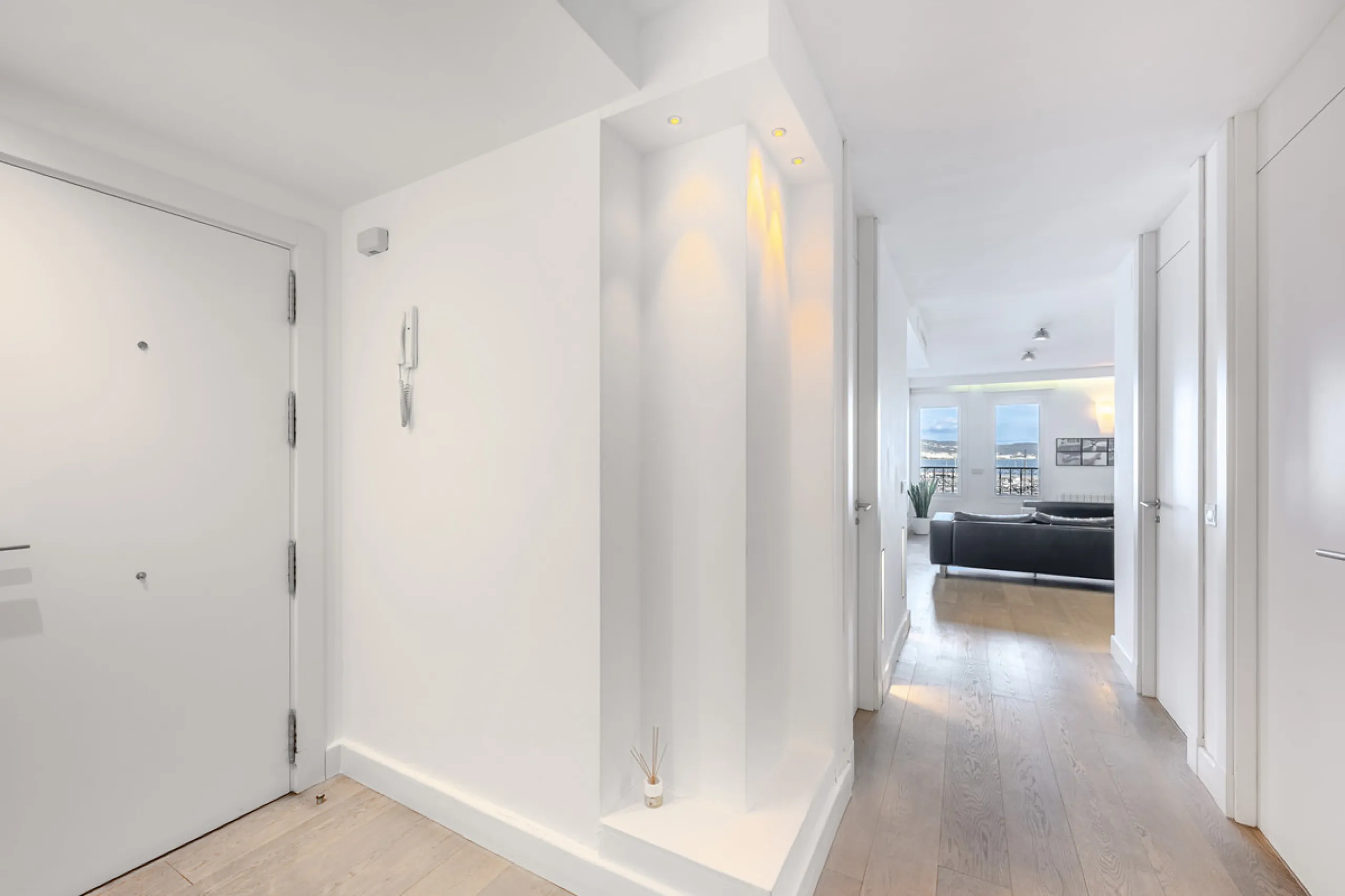 Penthouse for sale in Puerto Banús with 3 bedrooms, 3 bathrooms, 2 en suite bathrooms and with orientation east, with private garage (1 parking spaces). Regarding property dimensions, it has 165 m² built and 33 m² terrace. Has the following facilities sea