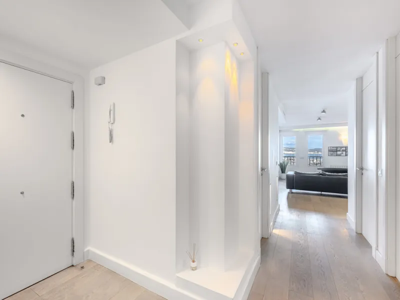 Penthouse for sale in Puerto Banús with 3 bedrooms, 3 bathrooms, 2 en suite bathrooms and with orientation east, with private garage (1 parking spaces). Regarding property dimensions, it has 165 m² built and 33 m² terrace. Has the following facilities sea