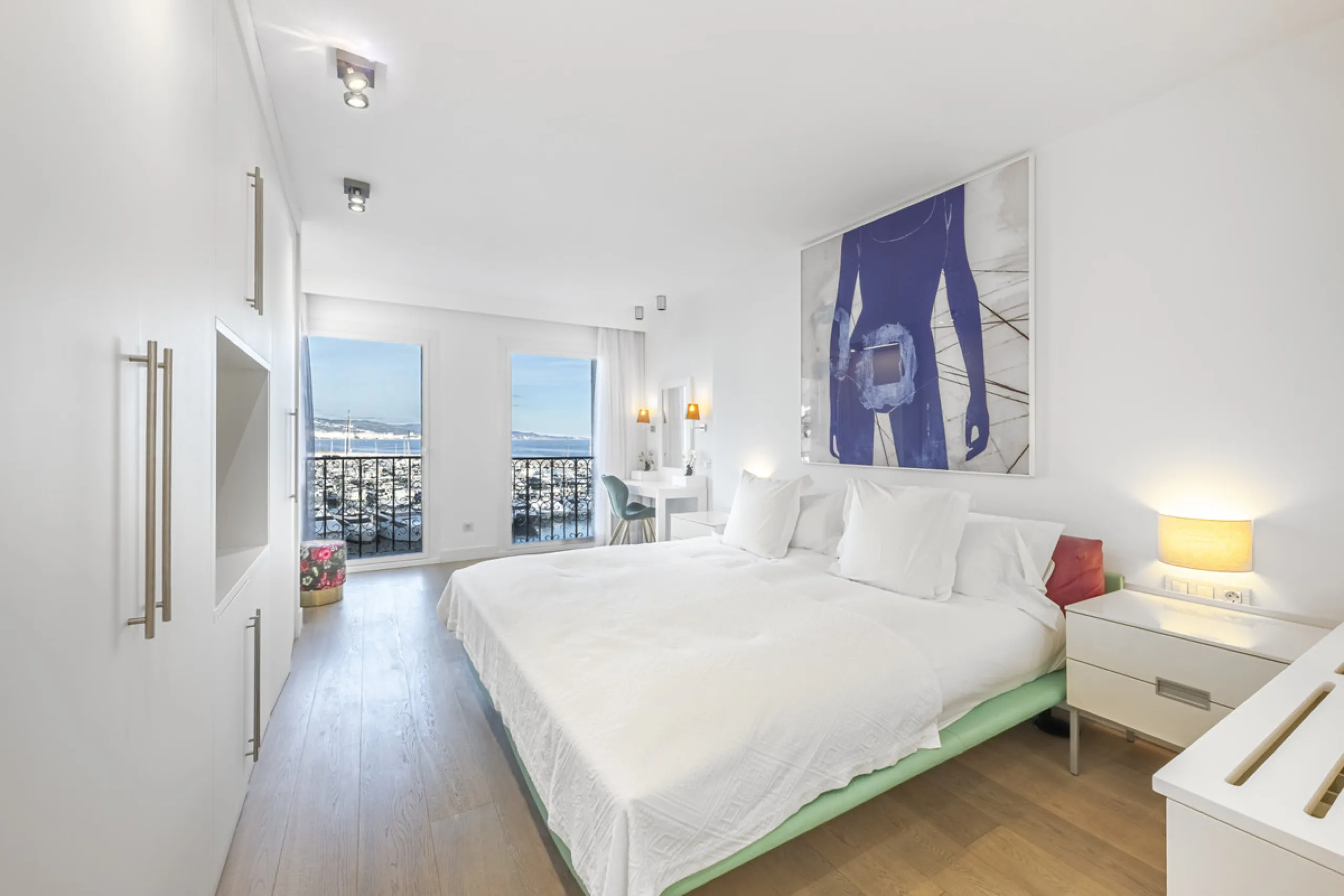 Penthouse for sale in Puerto Banús with 3 bedrooms, 3 bathrooms, 2 en suite bathrooms and with orientation east, with private garage (1 parking spaces). Regarding property dimensions, it has 165 m² built and 33 m² terrace. Has the following facilities sea
