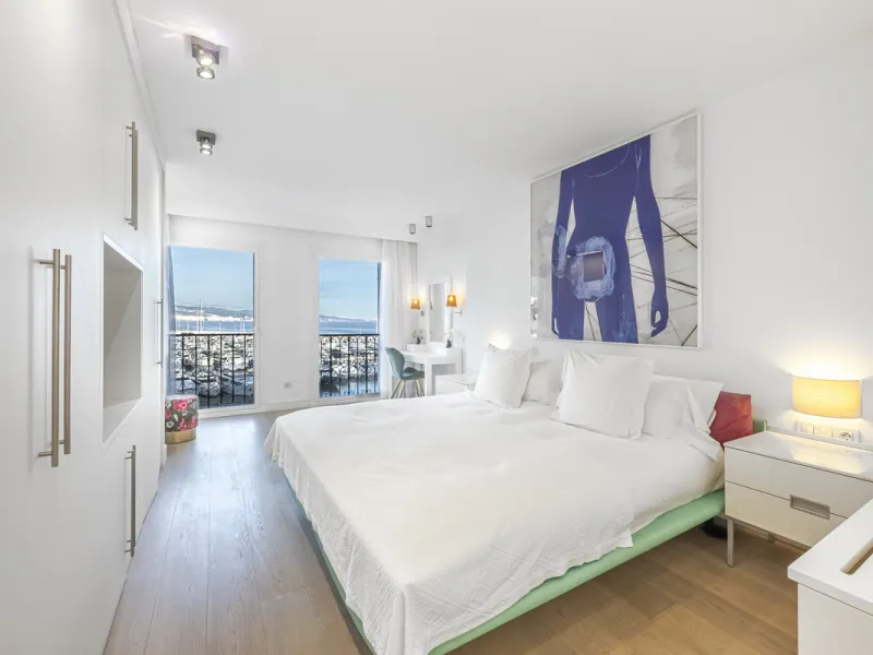 Penthouse for sale in Puerto Banús with 3 bedrooms, 3 bathrooms, 2 en suite bathrooms and with orientation east, with private garage (1 parking spaces). Regarding property dimensions, it has 165 m² built and 33 m² terrace. Has the following facilities sea