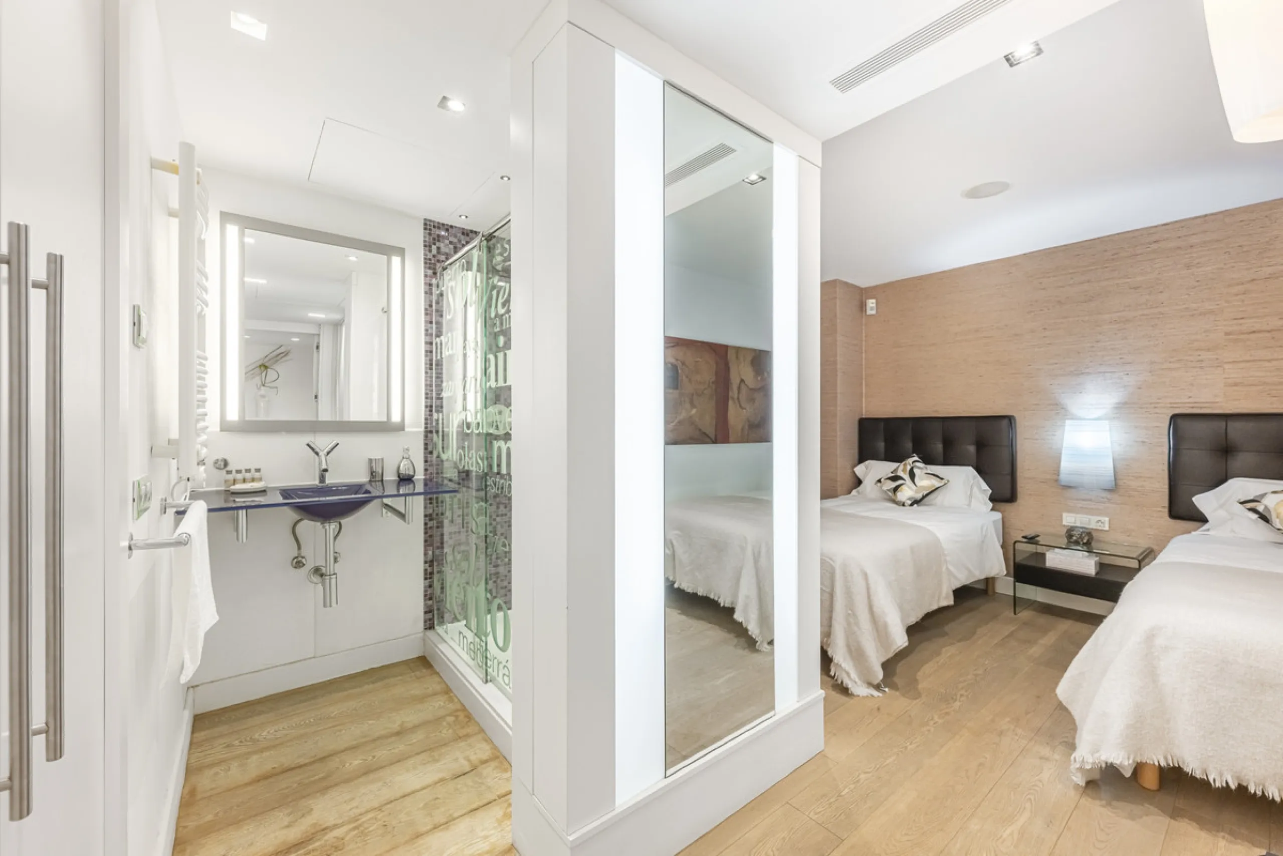 Penthouse for sale in Puerto Banús with 3 bedrooms, 3 bathrooms, 2 en suite bathrooms and with orientation east, with private garage (1 parking spaces). Regarding property dimensions, it has 165 m² built and 33 m² terrace. Has the following facilities sea