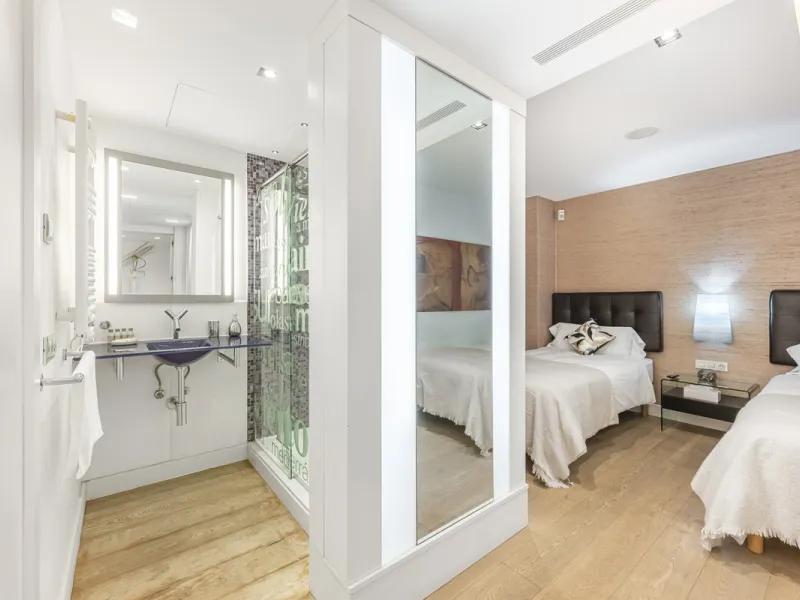 Penthouse for sale in Puerto Banús with 3 bedrooms, 3 bathrooms, 2 en suite bathrooms and with orientation east, with private garage (1 parking spaces). Regarding property dimensions, it has 165 m² built and 33 m² terrace. Has the following facilities sea
