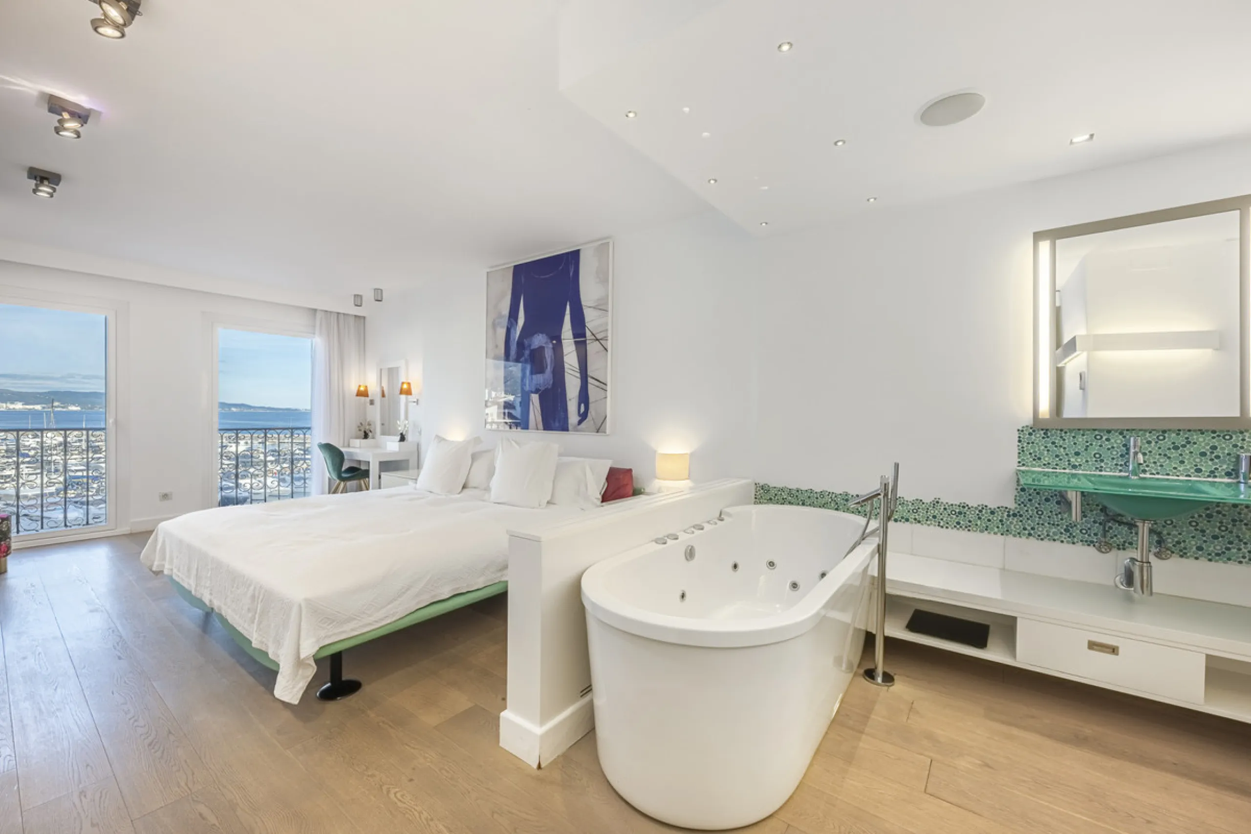 Penthouse for sale in Puerto Banús with 3 bedrooms, 3 bathrooms, 2 en suite bathrooms and with orientation east, with private garage (1 parking spaces). Regarding property dimensions, it has 165 m² built and 33 m² terrace. Has the following facilities sea