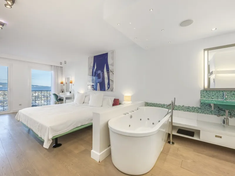 Penthouse for sale in Puerto Banús with 3 bedrooms, 3 bathrooms, 2 en suite bathrooms and with orientation east, with private garage (1 parking spaces). Regarding property dimensions, it has 165 m² built and 33 m² terrace. Has the following facilities sea