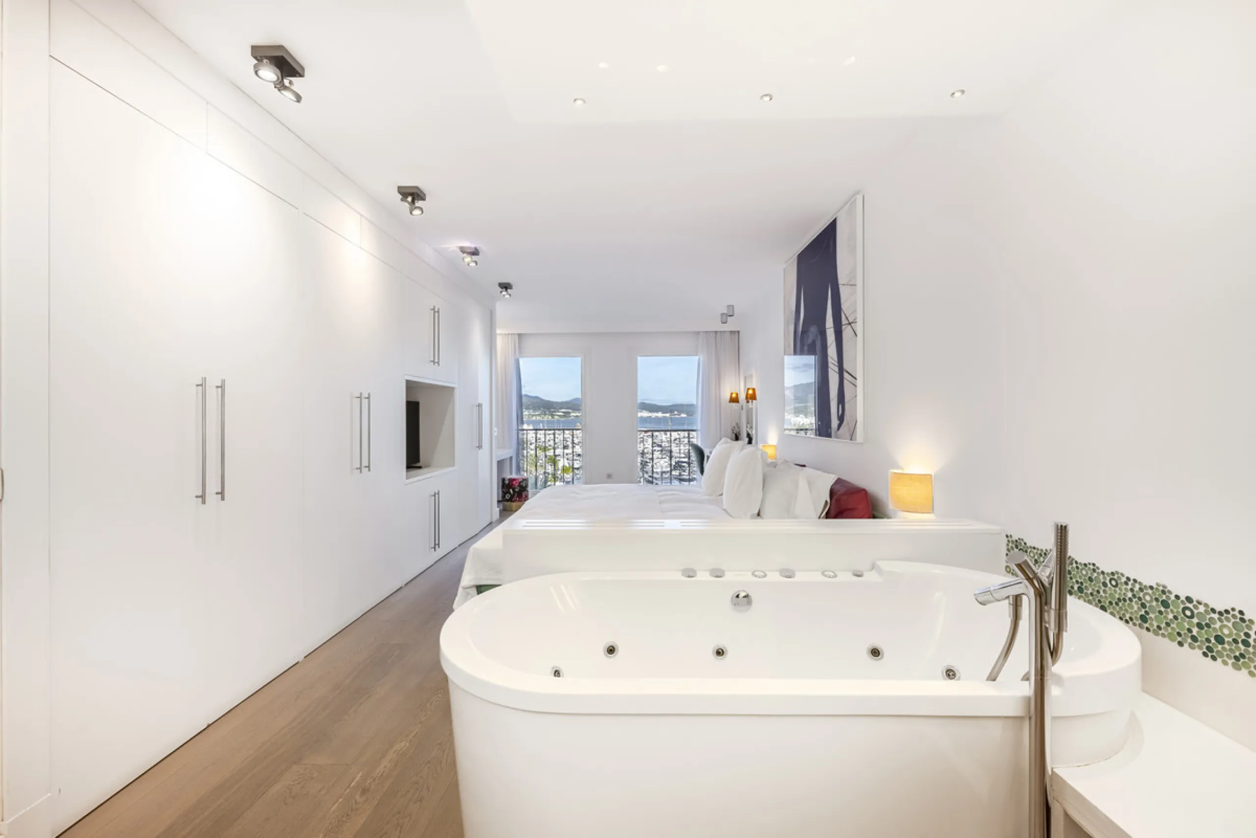 Penthouse for sale in Puerto Banús with 3 bedrooms, 3 bathrooms, 2 en suite bathrooms and with orientation east, with private garage (1 parking spaces). Regarding property dimensions, it has 165 m² built and 33 m² terrace. Has the following facilities sea