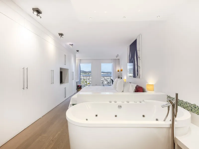 Penthouse for sale in Puerto Banús with 3 bedrooms, 3 bathrooms, 2 en suite bathrooms and with orientation east, with private garage (1 parking spaces). Regarding property dimensions, it has 165 m² built and 33 m² terrace. Has the following facilities sea