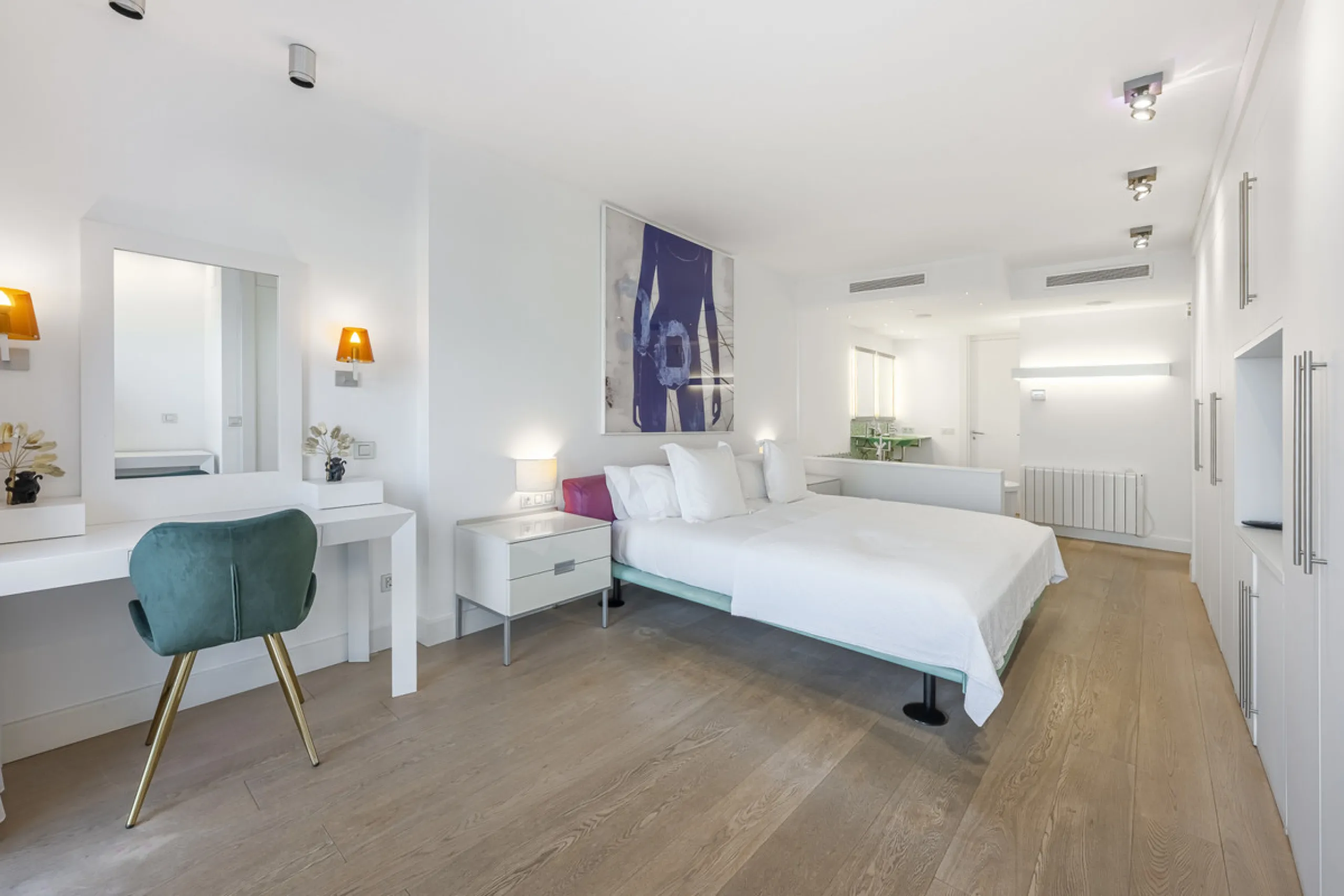 Penthouse for sale in Puerto Banús with 3 bedrooms, 3 bathrooms, 2 en suite bathrooms and with orientation east, with private garage (1 parking spaces). Regarding property dimensions, it has 165 m² built and 33 m² terrace. Has the following facilities sea