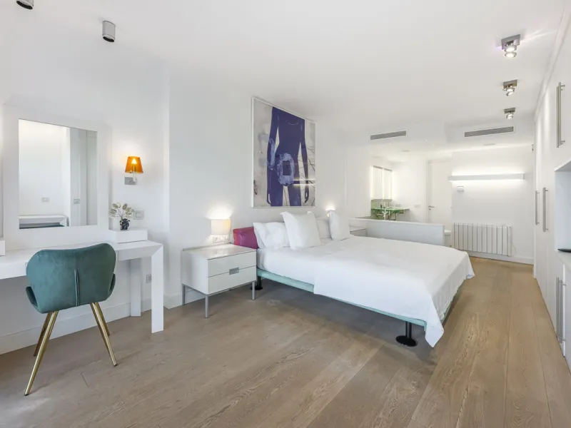 Penthouse for sale in Puerto Banús with 3 bedrooms, 3 bathrooms, 2 en suite bathrooms and with orientation east, with private garage (1 parking spaces). Regarding property dimensions, it has 165 m² built and 33 m² terrace. Has the following facilities sea