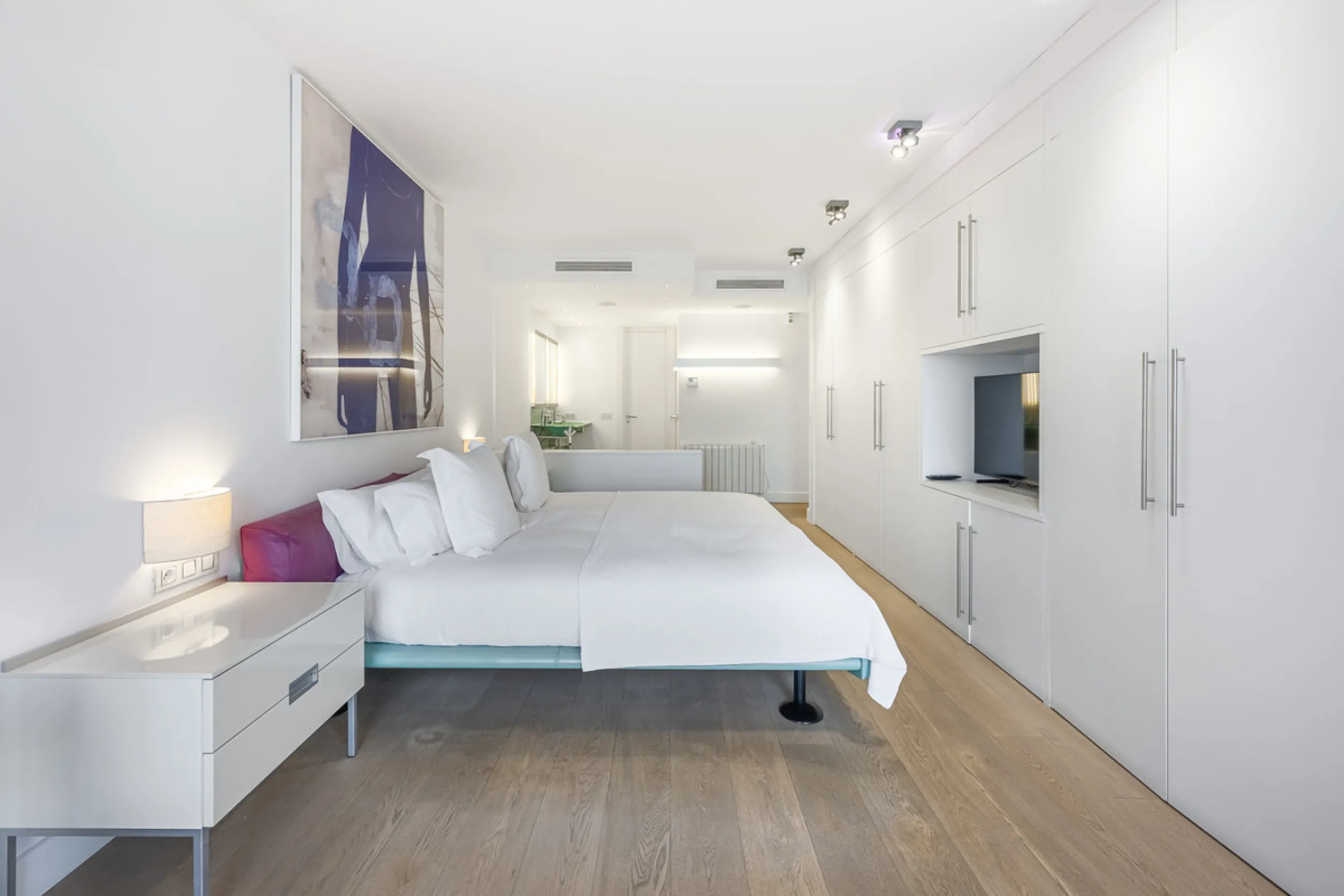 Penthouse for sale in Puerto Banús with 3 bedrooms, 3 bathrooms, 2 en suite bathrooms and with orientation east, with private garage (1 parking spaces). Regarding property dimensions, it has 165 m² built and 33 m² terrace. Has the following facilities sea