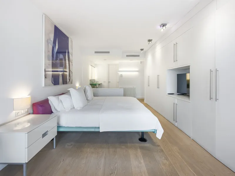 Penthouse for sale in Puerto Banús with 3 bedrooms, 3 bathrooms, 2 en suite bathrooms and with orientation east, with private garage (1 parking spaces). Regarding property dimensions, it has 165 m² built and 33 m² terrace. Has the following facilities sea