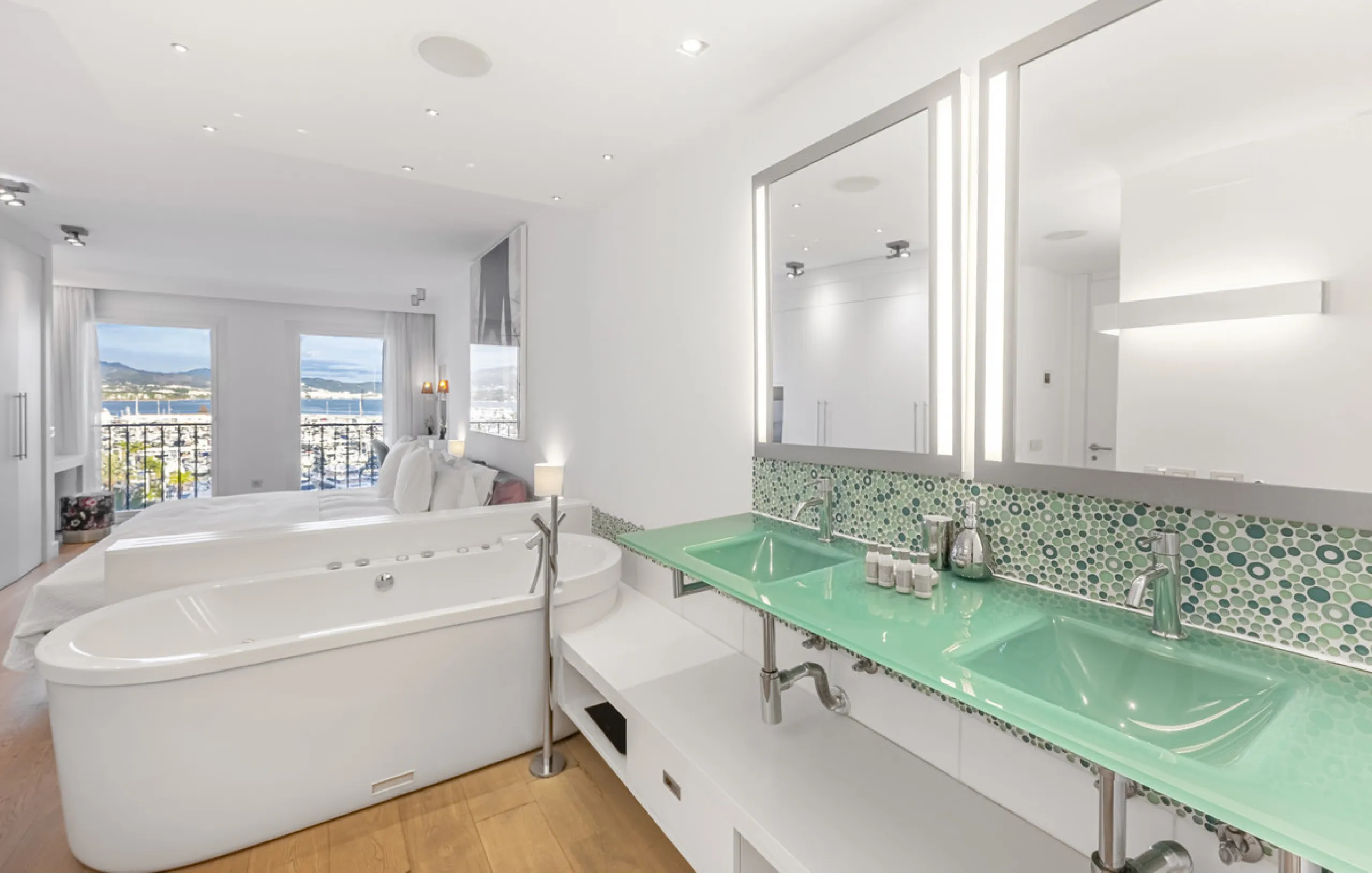 Penthouse for sale in Puerto Banús with 3 bedrooms, 3 bathrooms, 2 en suite bathrooms and with orientation east, with private garage (1 parking spaces). Regarding property dimensions, it has 165 m² built and 33 m² terrace. Has the following facilities sea
