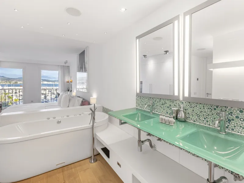 Penthouse for sale in Puerto Banús with 3 bedrooms, 3 bathrooms, 2 en suite bathrooms and with orientation east, with private garage (1 parking spaces). Regarding property dimensions, it has 165 m² built and 33 m² terrace. Has the following facilities sea