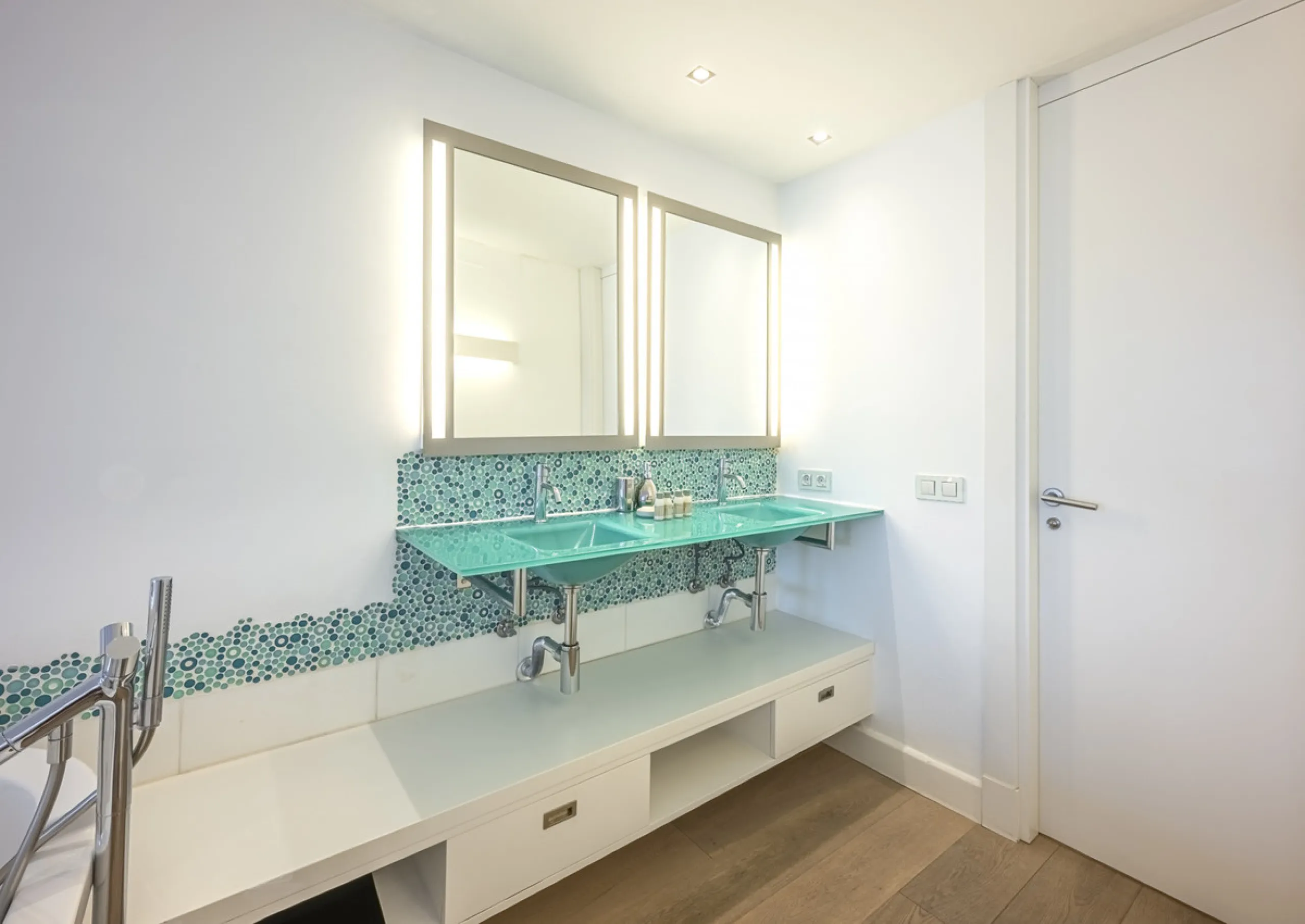 Penthouse for sale in Puerto Banús with 3 bedrooms, 3 bathrooms, 2 en suite bathrooms and with orientation east, with private garage (1 parking spaces). Regarding property dimensions, it has 165 m² built and 33 m² terrace. Has the following facilities sea