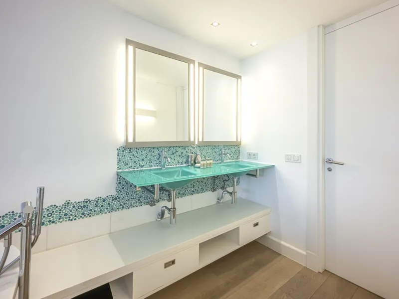 Penthouse for sale in Puerto Banús with 3 bedrooms, 3 bathrooms, 2 en suite bathrooms and with orientation east, with private garage (1 parking spaces). Regarding property dimensions, it has 165 m² built and 33 m² terrace. Has the following facilities sea