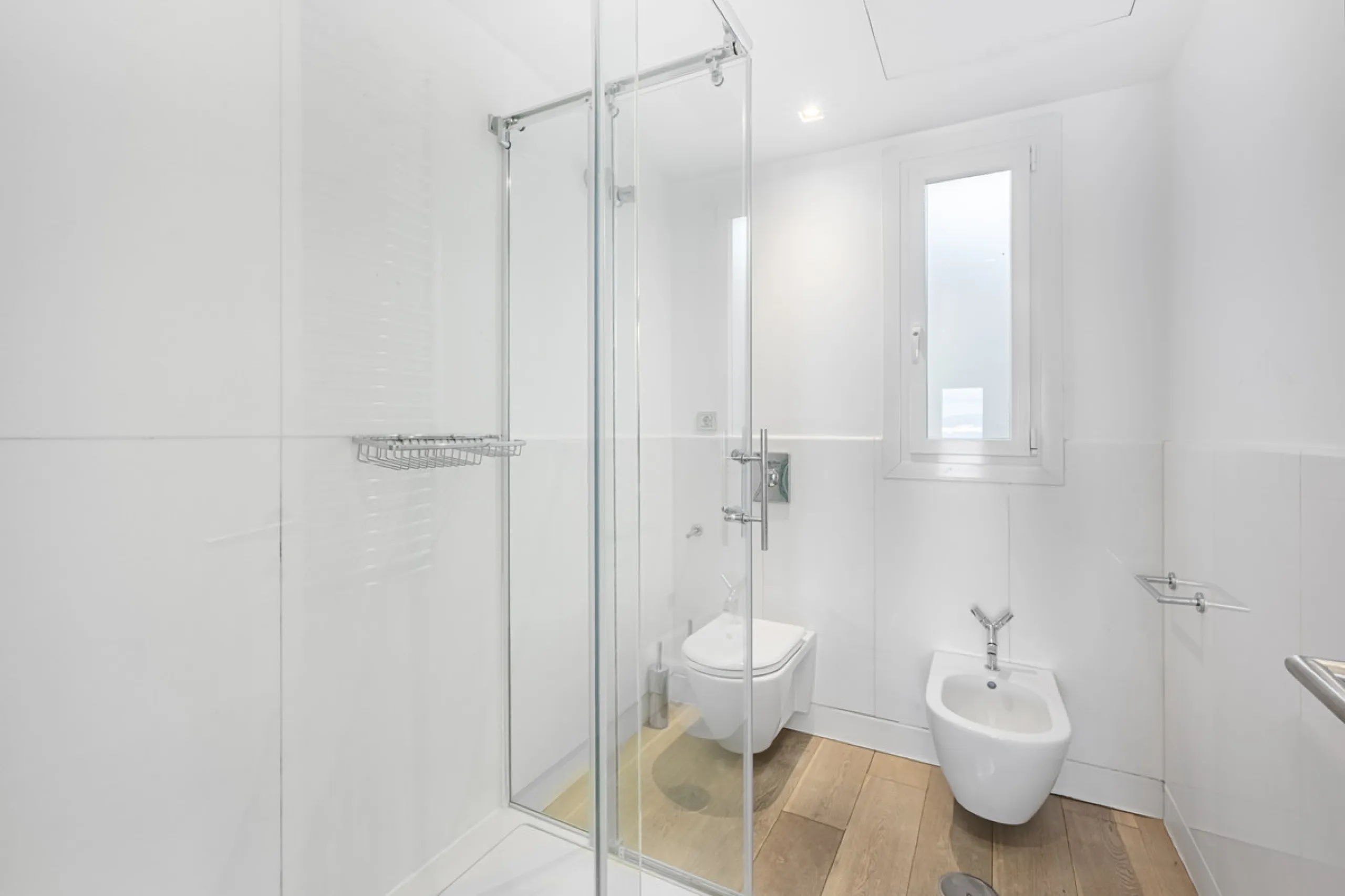 Penthouse for sale in Puerto Banús with 3 bedrooms, 3 bathrooms, 2 en suite bathrooms and with orientation east, with private garage (1 parking spaces). Regarding property dimensions, it has 165 m² built and 33 m² terrace. Has the following facilities sea