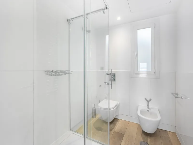 Penthouse for sale in Puerto Banús with 3 bedrooms, 3 bathrooms, 2 en suite bathrooms and with orientation east, with private garage (1 parking spaces). Regarding property dimensions, it has 165 m² built and 33 m² terrace. Has the following facilities sea