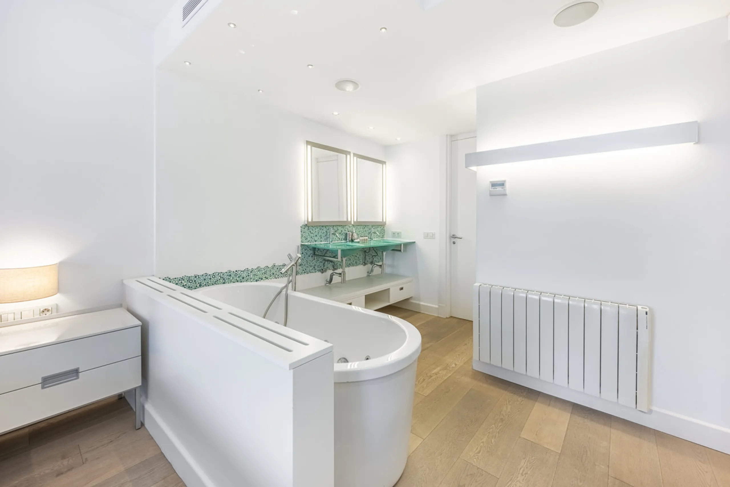 Penthouse for sale in Puerto Banús with 3 bedrooms, 3 bathrooms, 2 en suite bathrooms and with orientation east, with private garage (1 parking spaces). Regarding property dimensions, it has 165 m² built and 33 m² terrace. Has the following facilities sea