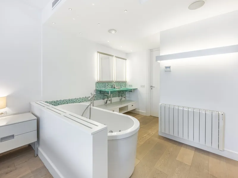 Penthouse for sale in Puerto Banús with 3 bedrooms, 3 bathrooms, 2 en suite bathrooms and with orientation east, with private garage (1 parking spaces). Regarding property dimensions, it has 165 m² built and 33 m² terrace. Has the following facilities sea