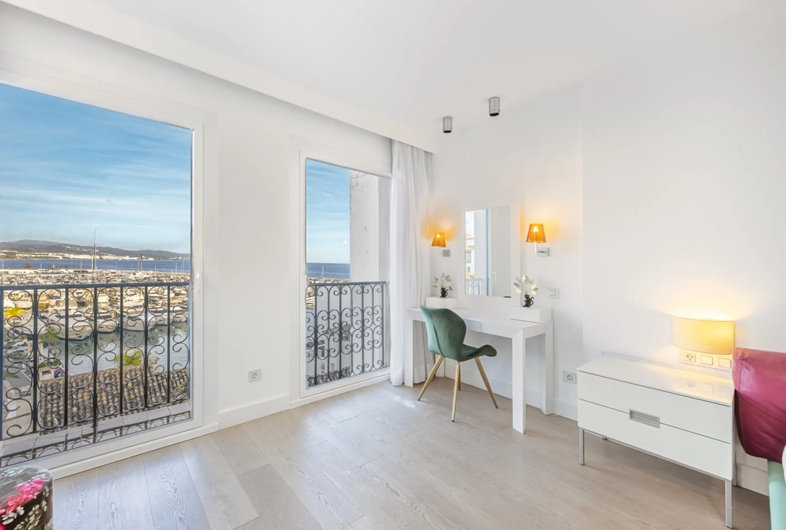 Penthouse for sale in Puerto Banús with 3 bedrooms, 3 bathrooms, 2 en suite bathrooms and with orientation east, with private garage (1 parking spaces). Regarding property dimensions, it has 165 m² built and 33 m² terrace. Has the following facilities sea