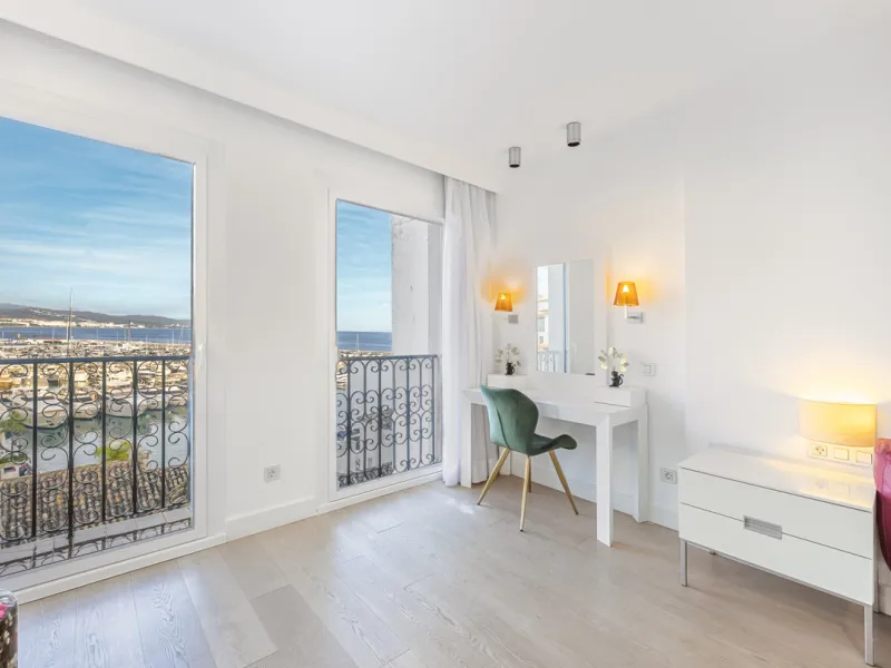 Penthouse for sale in Puerto Banús with 3 bedrooms, 3 bathrooms, 2 en suite bathrooms and with orientation east, with private garage (1 parking spaces). Regarding property dimensions, it has 165 m² built and 33 m² terrace. Has the following facilities sea