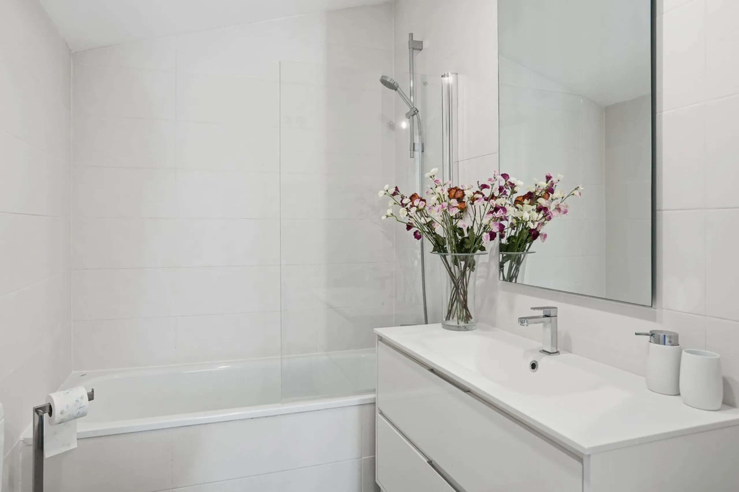 We are delighted to present for sale this stunning 3-bedroom, 2-bathroom duplex penthouse boasting spectacular panoramic views of the Mediterranean Sea.