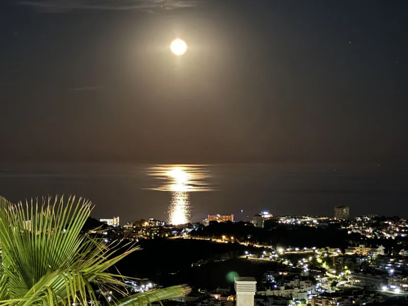 We are delighted to present for sale this stunning 3-bedroom, 2-bathroom duplex penthouse boasting spectacular panoramic views of the Mediterranean Sea.