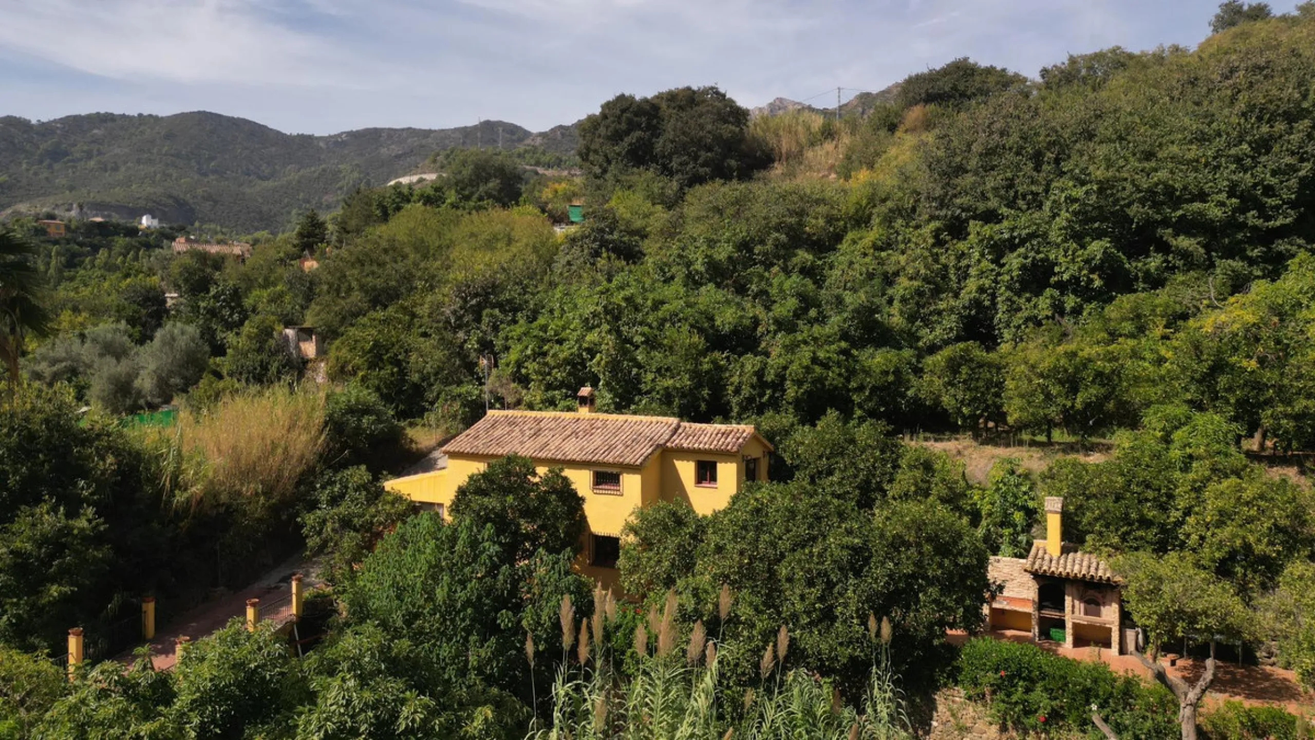 Country house with a total interior surface, in very good condition, with over 19,503 sqm of lush gardens and mature trees, completely gated. Ideal for a first or a second residence, one can enjoy there the peace and total privacy of a perfect green oasis
