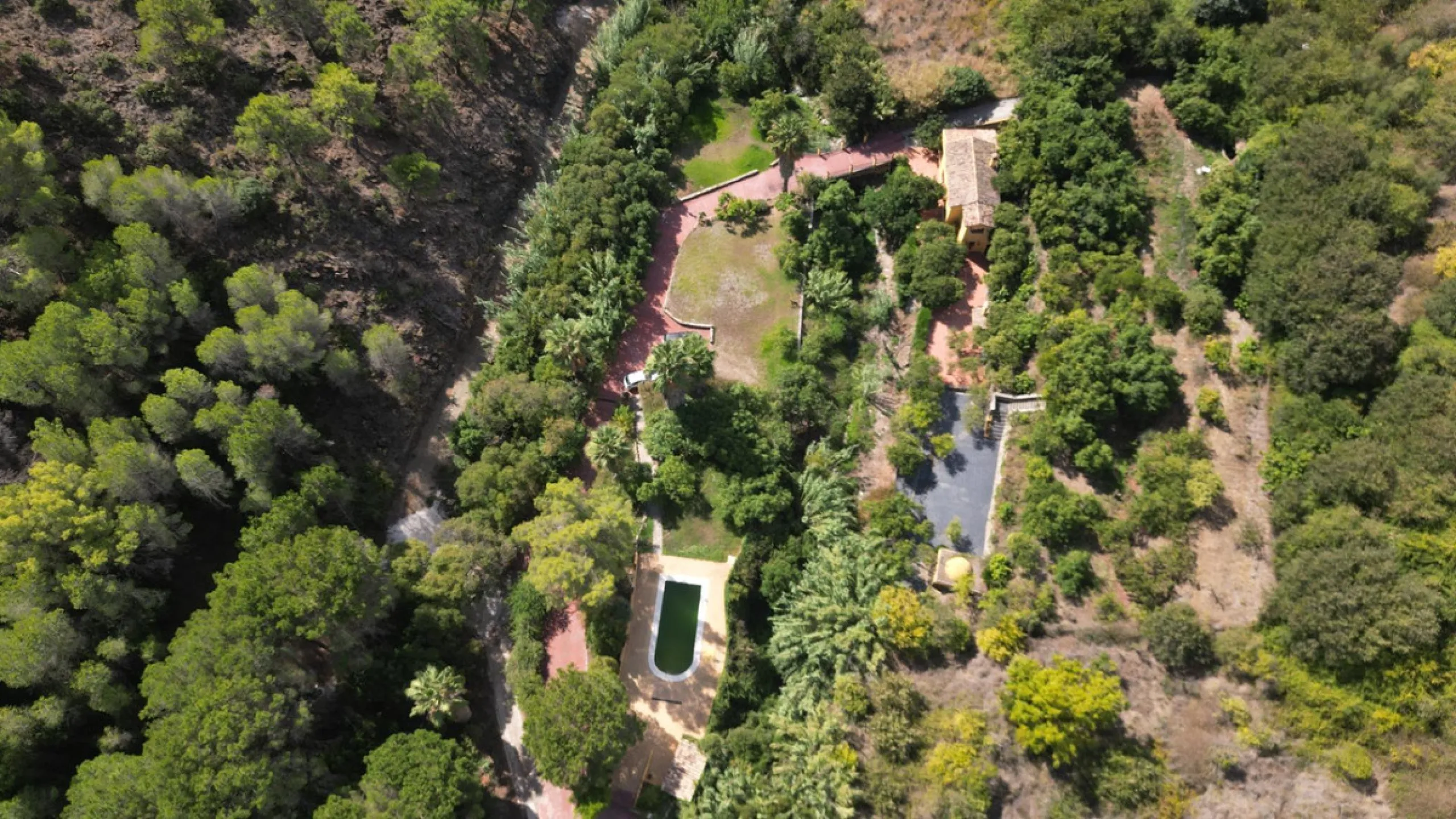 Country house with a total interior surface, in very good condition, with over 19,503 sqm of lush gardens and mature trees, completely gated. Ideal for a first or a second residence, one can enjoy there the peace and total privacy of a perfect green oasis