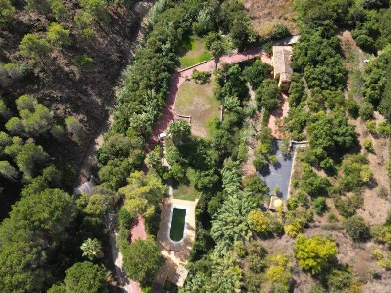 Country house with a total interior surface, in very good condition, with over 19,503 sqm of lush gardens and mature trees, completely gated. Ideal for a first or a second residence, one can enjoy there the peace and total privacy of a perfect green oasis