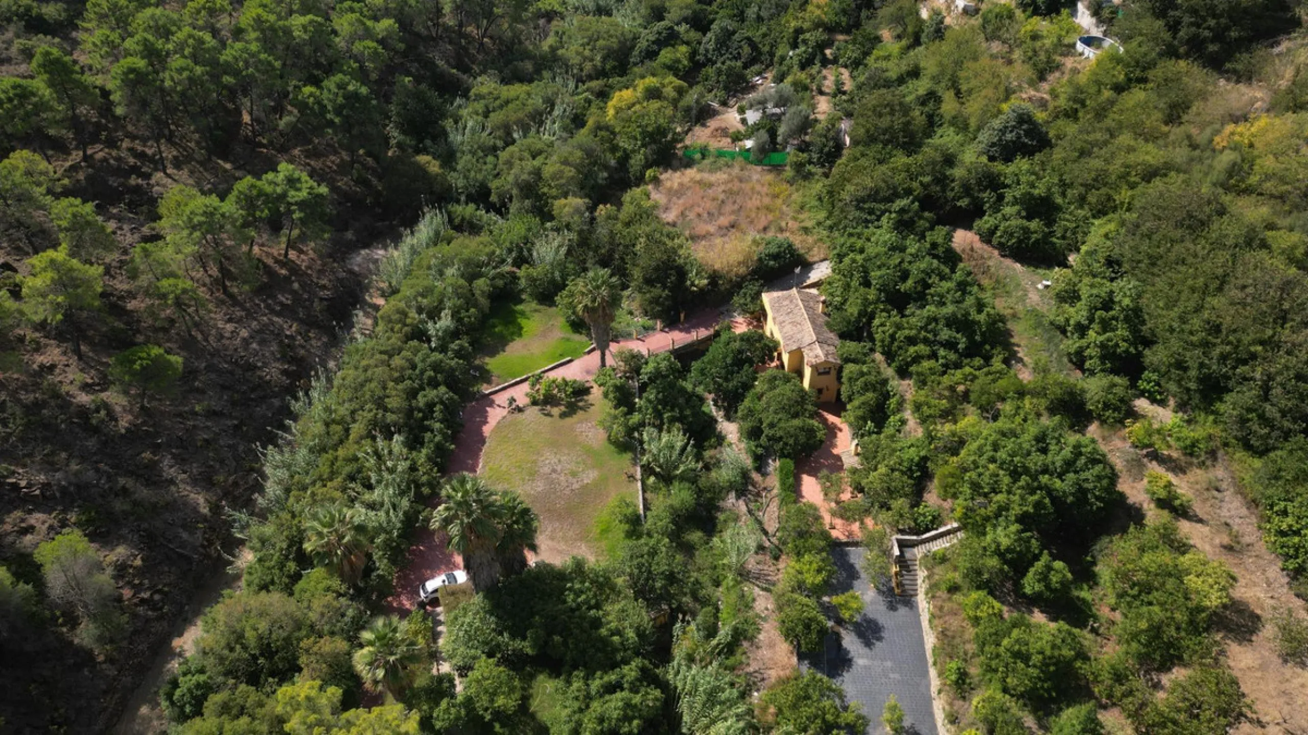 Country house with a total interior surface, in very good condition, with over 19,503 sqm of lush gardens and mature trees, completely gated. Ideal for a first or a second residence, one can enjoy there the peace and total privacy of a perfect green oasis