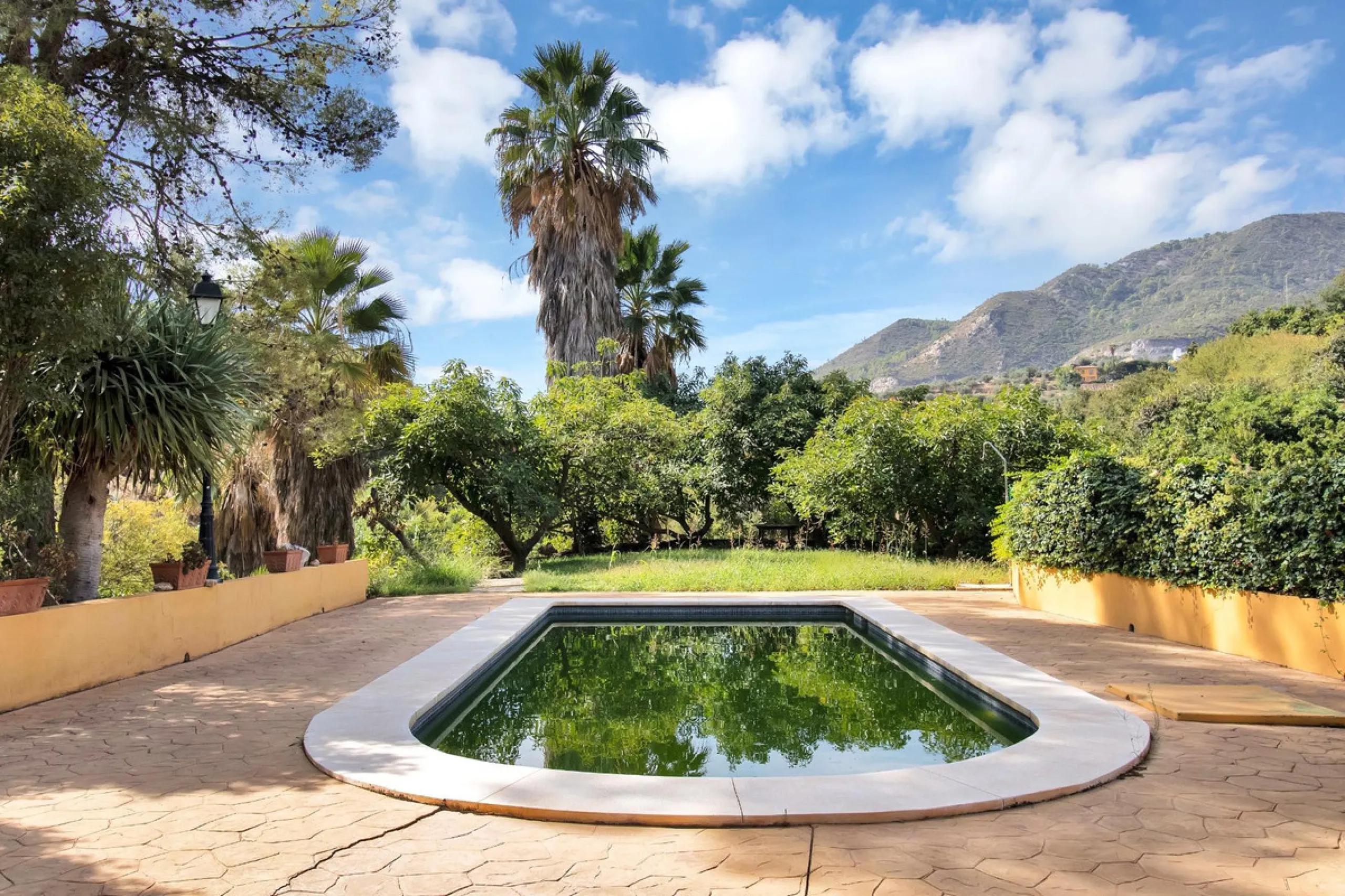 Country house with a total interior surface, in very good condition, with over 19,503 sqm of lush gardens and mature trees, completely gated. Ideal for a first or a second residence, one can enjoy there the peace and total privacy of a perfect green oasis