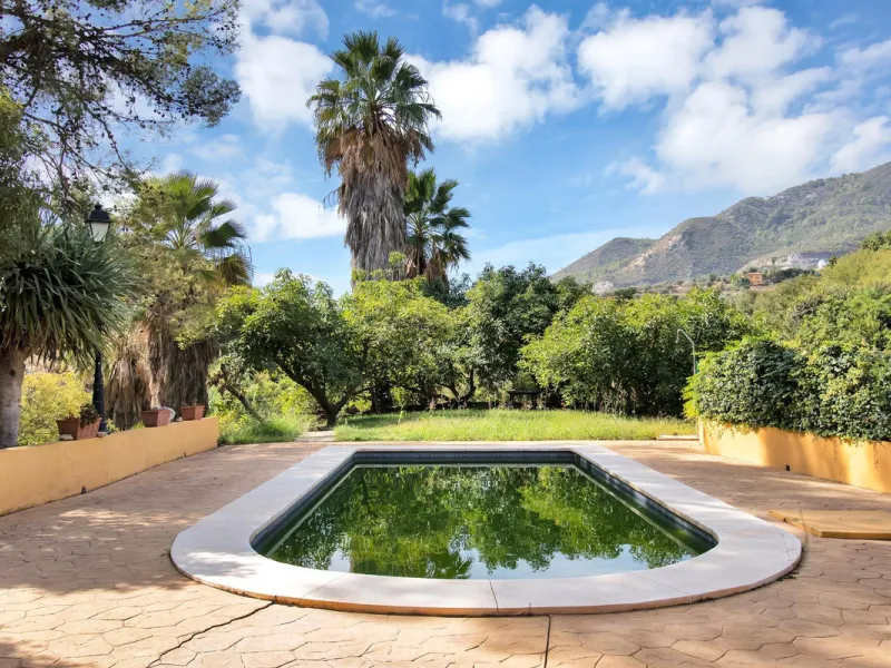 Country house with a total interior surface, in very good condition, with over 19,503 sqm of lush gardens and mature trees, completely gated. Ideal for a first or a second residence, one can enjoy there the peace and total privacy of a perfect green oasis