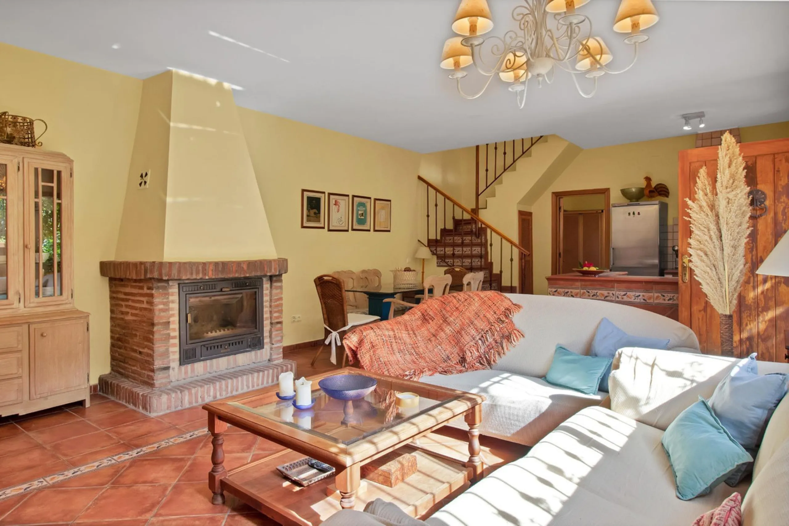 Country house with a total interior surface, in very good condition, with over 19,503 sqm of lush gardens and mature trees, completely gated. Ideal for a first or a second residence, one can enjoy there the peace and total privacy of a perfect green oasis