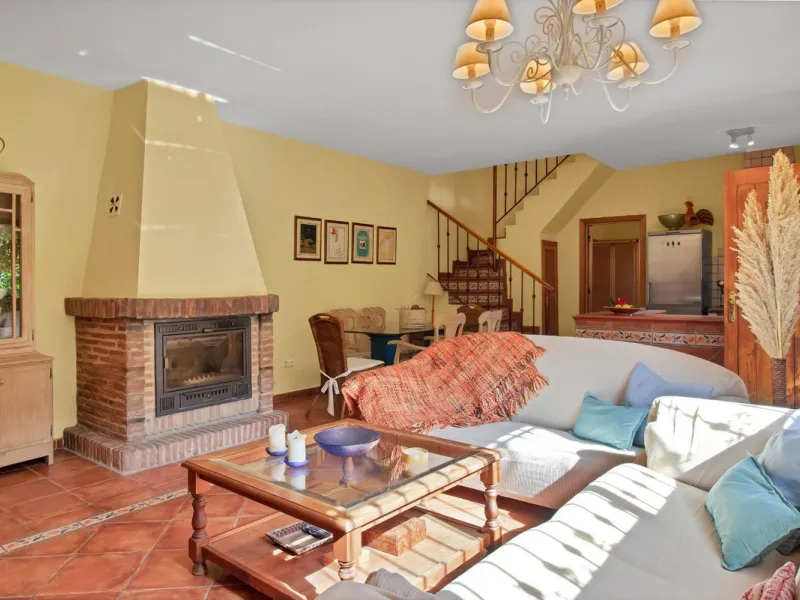 Country house with a total interior surface, in very good condition, with over 19,503 sqm of lush gardens and mature trees, completely gated. Ideal for a first or a second residence, one can enjoy there the peace and total privacy of a perfect green oasis