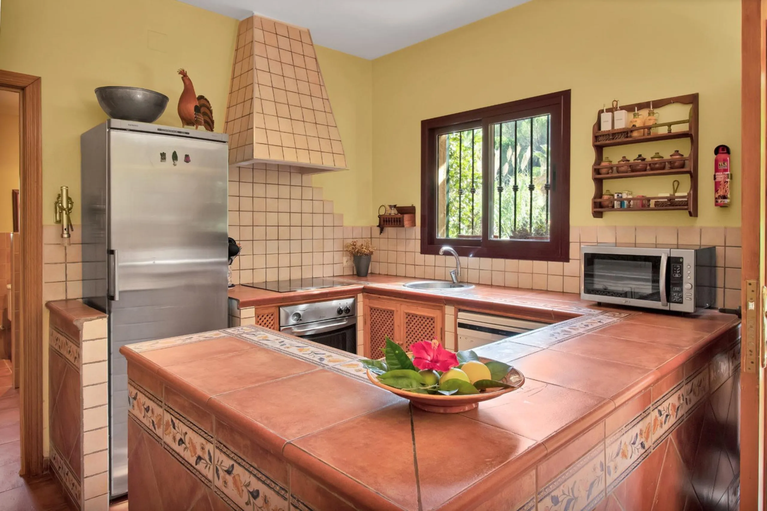 Country house with a total interior surface, in very good condition, with over 19,503 sqm of lush gardens and mature trees, completely gated. Ideal for a first or a second residence, one can enjoy there the peace and total privacy of a perfect green oasis