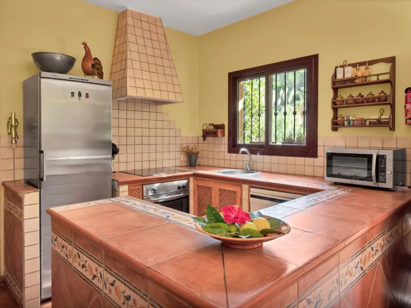 Country house with a total interior surface, in very good condition, with over 19,503 sqm of lush gardens and mature trees, completely gated. Ideal for a first or a second residence, one can enjoy there the peace and total privacy of a perfect green oasis