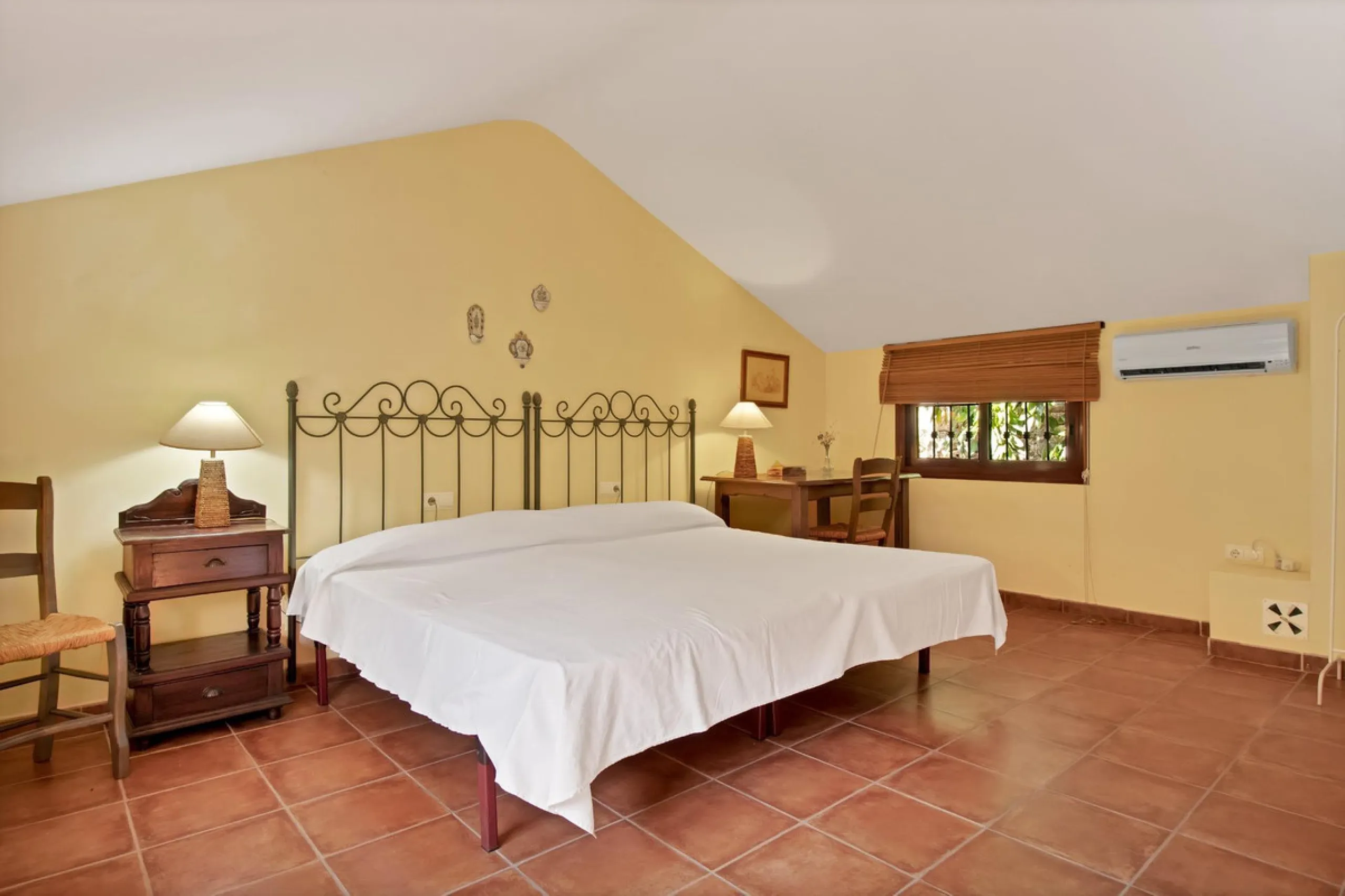 Country house with a total interior surface, in very good condition, with over 19,503 sqm of lush gardens and mature trees, completely gated. Ideal for a first or a second residence, one can enjoy there the peace and total privacy of a perfect green oasis