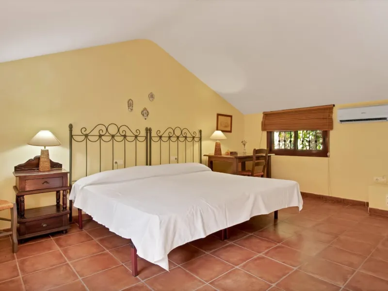 Country house with a total interior surface, in very good condition, with over 19,503 sqm of lush gardens and mature trees, completely gated. Ideal for a first or a second residence, one can enjoy there the peace and total privacy of a perfect green oasis