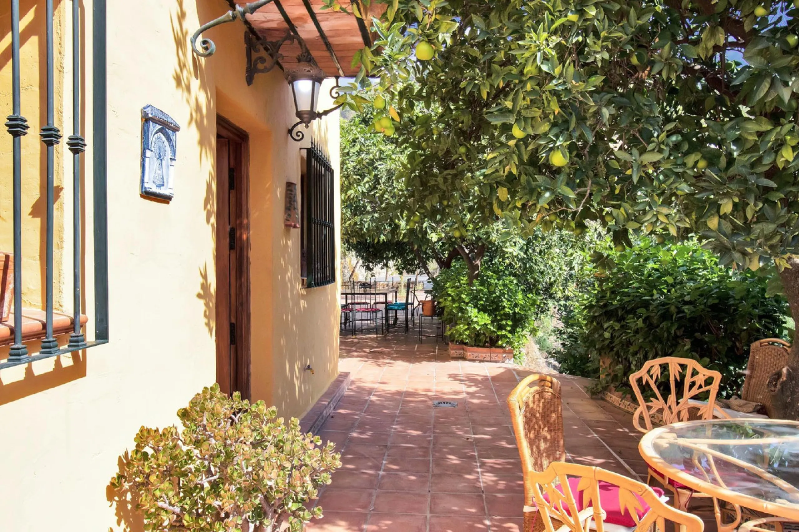 Country house with a total interior surface, in very good condition, with over 19,503 sqm of lush gardens and mature trees, completely gated. Ideal for a first or a second residence, one can enjoy there the peace and total privacy of a perfect green oasis