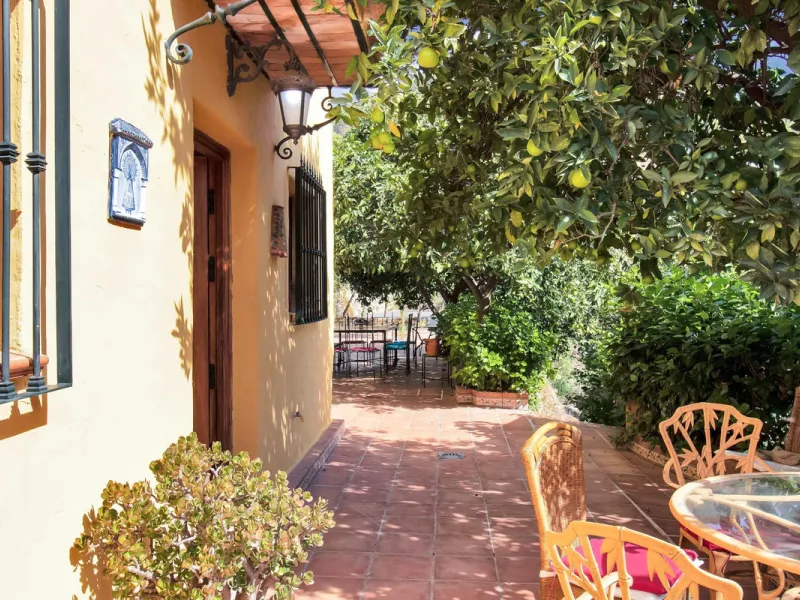 Country house with a total interior surface, in very good condition, with over 19,503 sqm of lush gardens and mature trees, completely gated. Ideal for a first or a second residence, one can enjoy there the peace and total privacy of a perfect green oasis