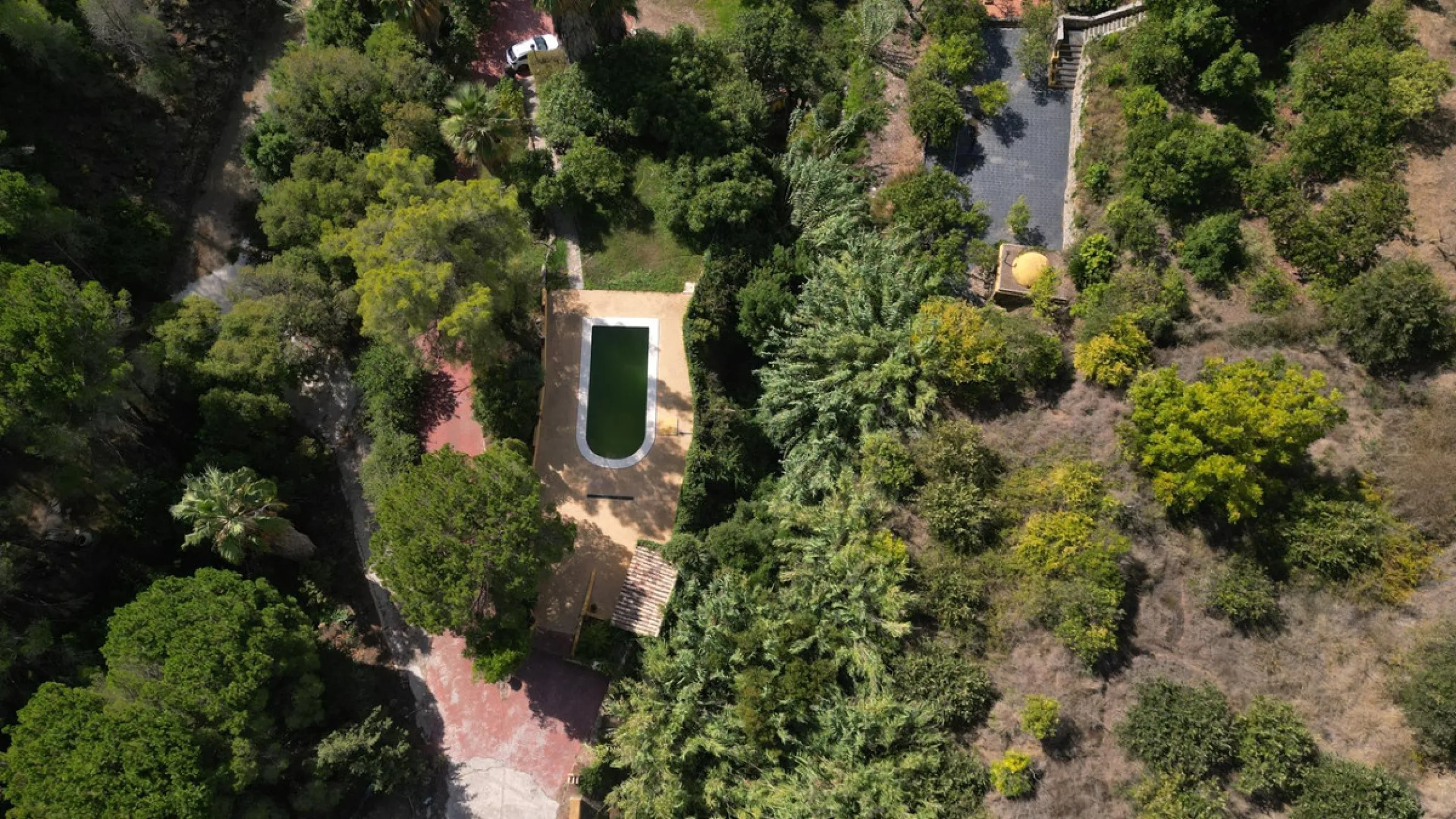 Country house with a total interior surface, in very good condition, with over 19,503 sqm of lush gardens and mature trees, completely gated. Ideal for a first or a second residence, one can enjoy there the peace and total privacy of a perfect green oasis