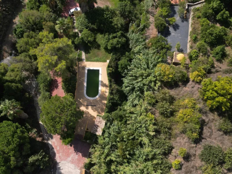 Country house with a total interior surface, in very good condition, with over 19,503 sqm of lush gardens and mature trees, completely gated. Ideal for a first or a second residence, one can enjoy there the peace and total privacy of a perfect green oasis