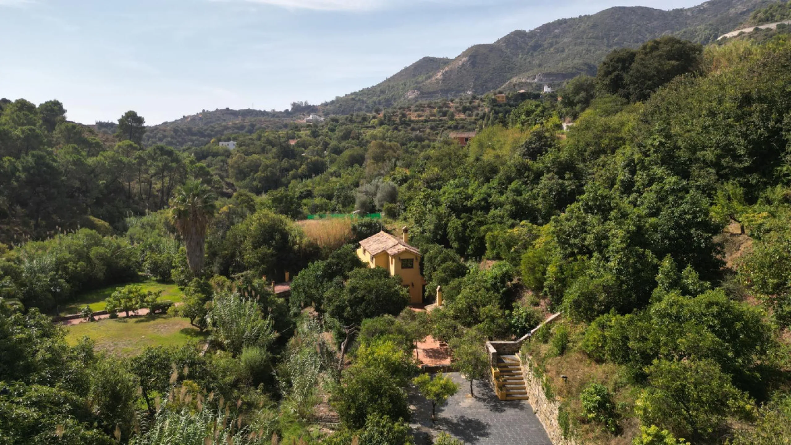 Country house with a total interior surface, in very good condition, with over 19,503 sqm of lush gardens and mature trees, completely gated. Ideal for a first or a second residence, one can enjoy there the peace and total privacy of a perfect green oasis